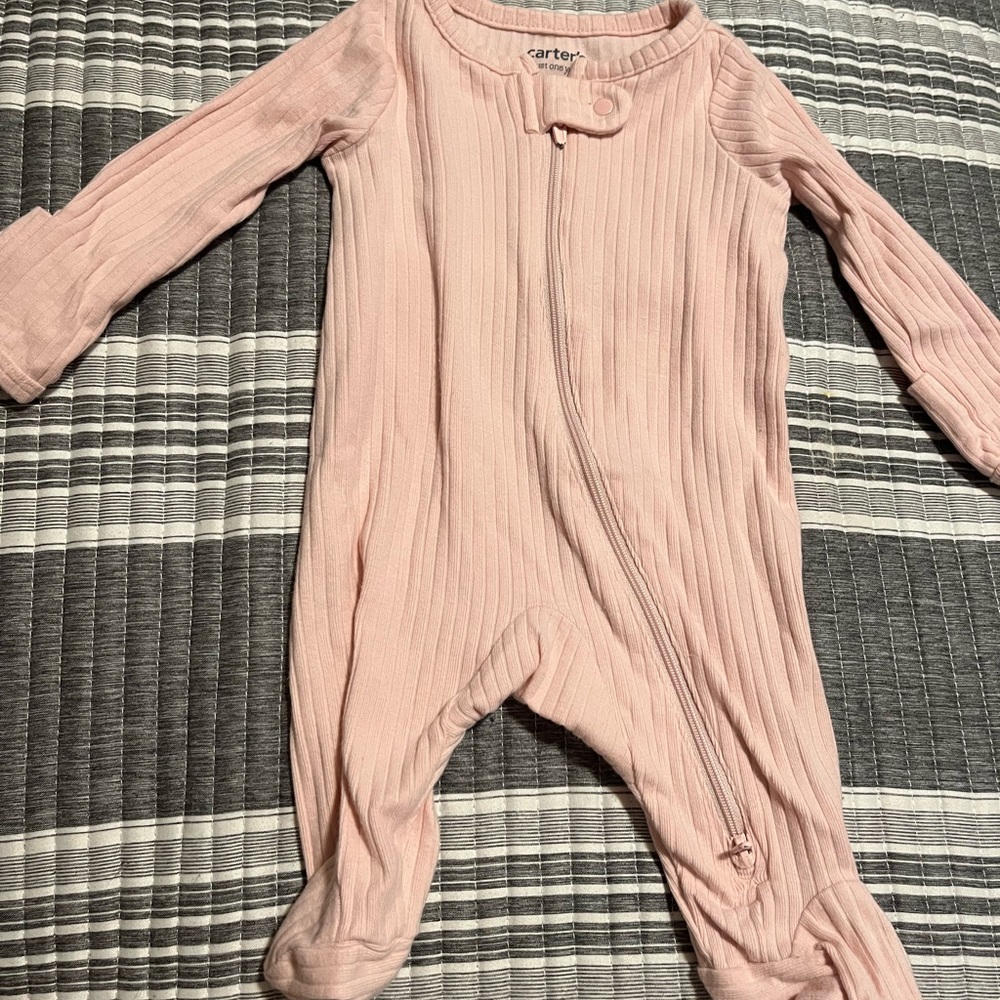 I'm selling this supper pink and cute pjs from carters!